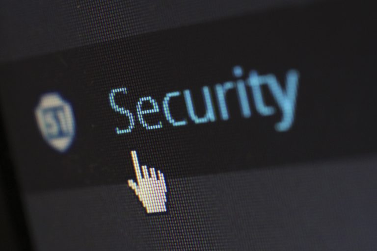 Icono de seguridad en pantalla con cursor apuntando, simboliza protección digital.