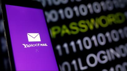 Pantalla de inicio de sesión de Yahoo Mail con fondo de contraseñas y códigos binarios.