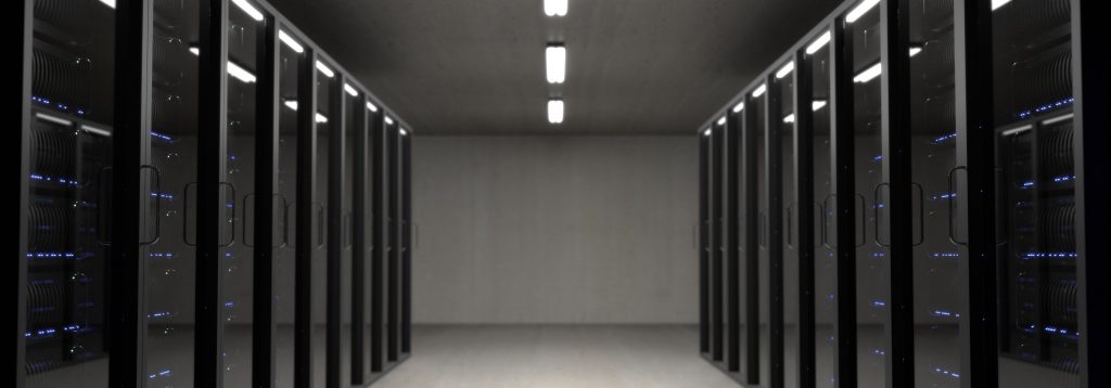 Sala de servidores con racks oscuros y luces LED, tecnología de almacenamiento avanzada.