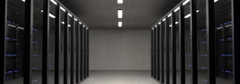 Sala de servidores con racks oscuros y luces LED, tecnología de almacenamiento avanzada.