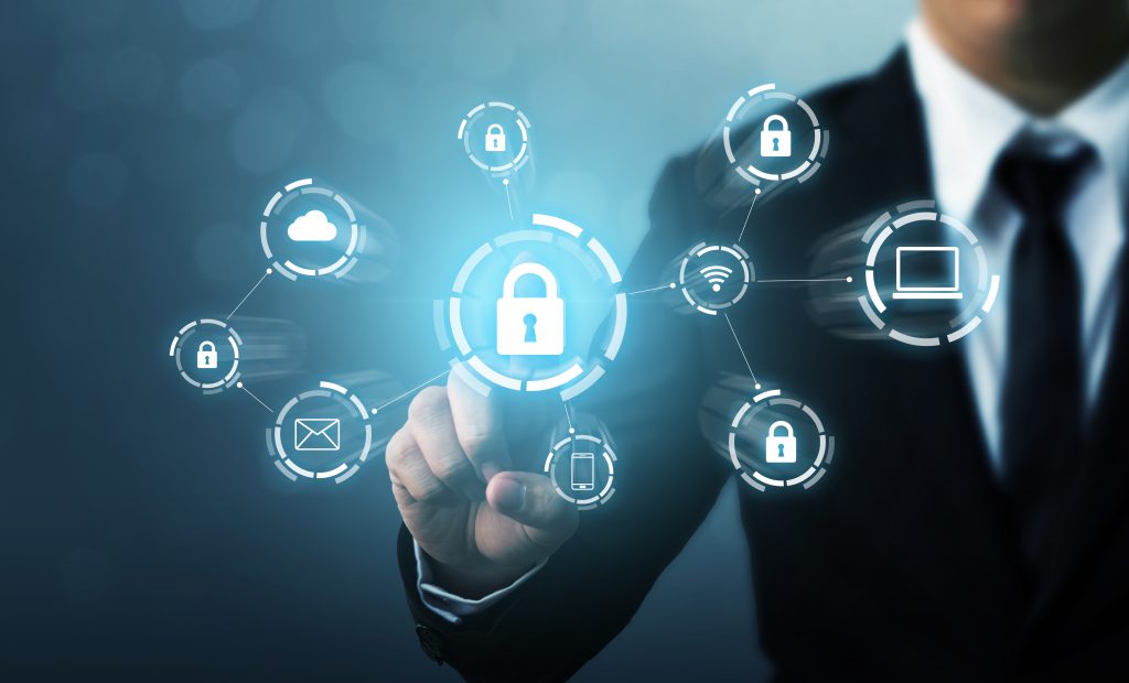 Hombre de negocios interactuando con iconos de seguridad digital y tecnología de conexión.