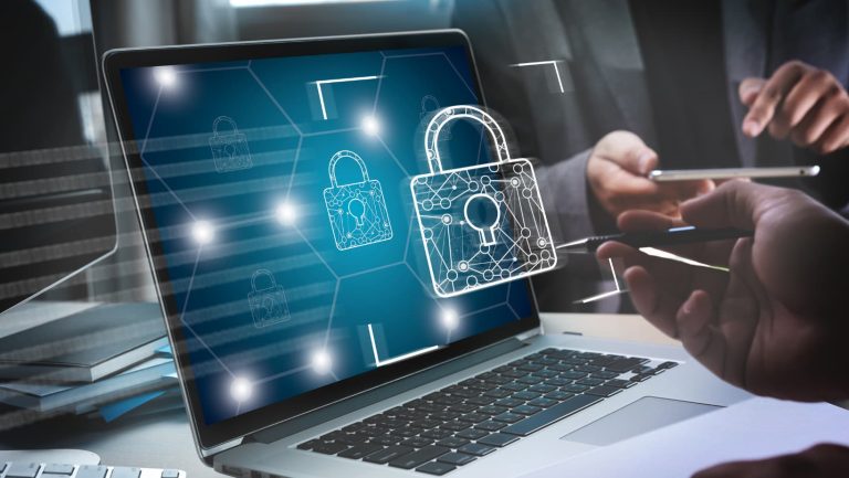 Pantalla de laptop con gráficos de seguridad cibernética y candados digitales.