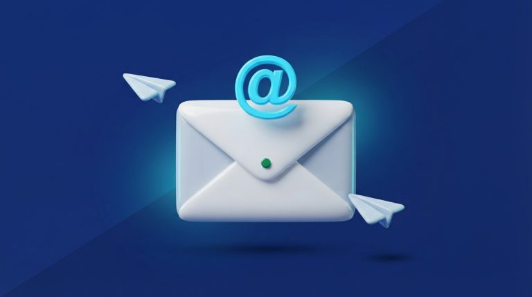 Ilustración 3D de un sobre de correo con símbolo de arroba y aviones de papel sobre fondo azul